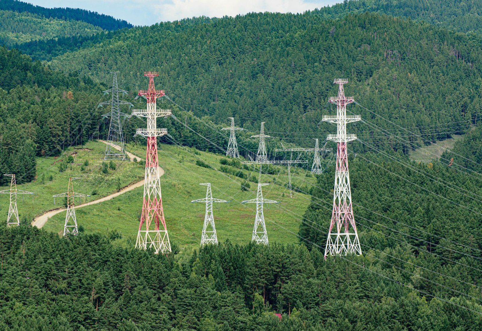 Greedy hybrid pathway balances emissions, cost, and reliability
