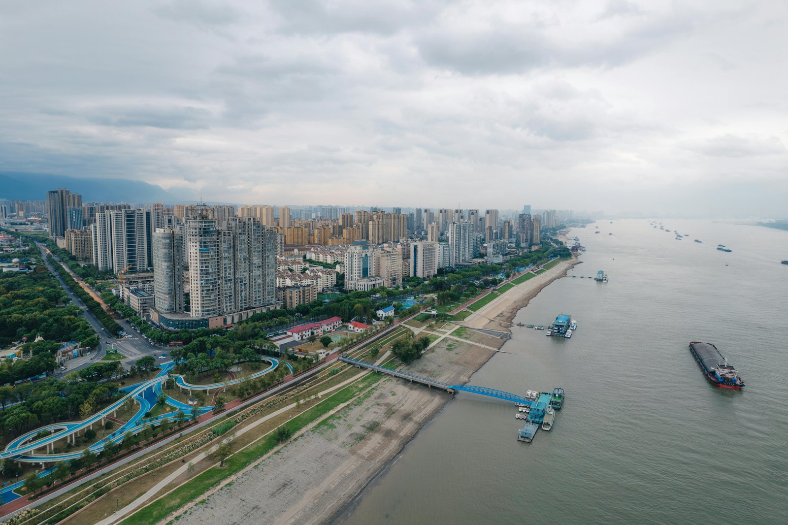 Socio-natural resilience reshapes hydrosocial territories in Yangtze governance