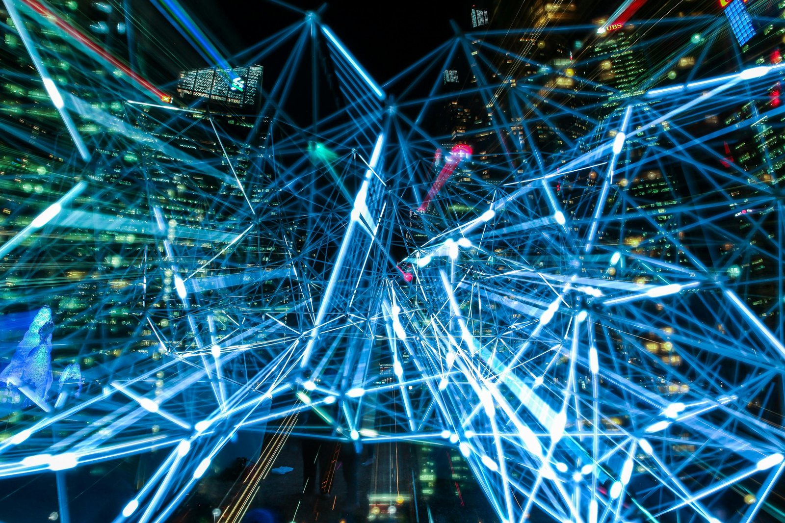 Model identifies roles and trade-offs in multiplex networks