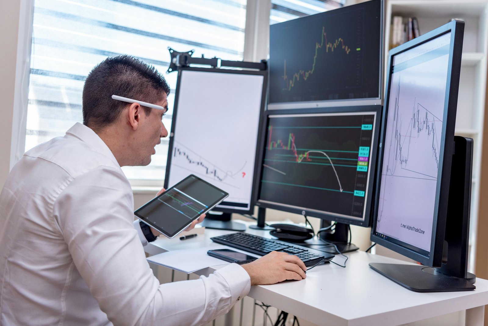Fund holding networks are linked to higher systemic financial risk