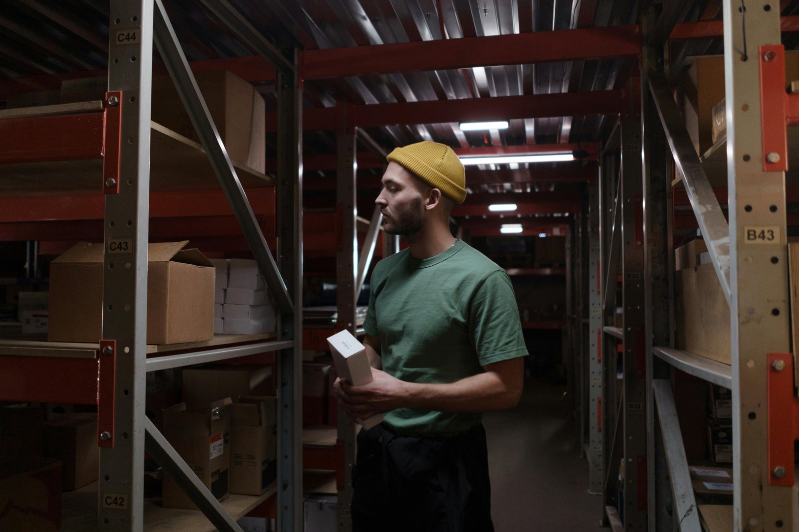 Hybrid model ranks order pickers and allocates bonuses