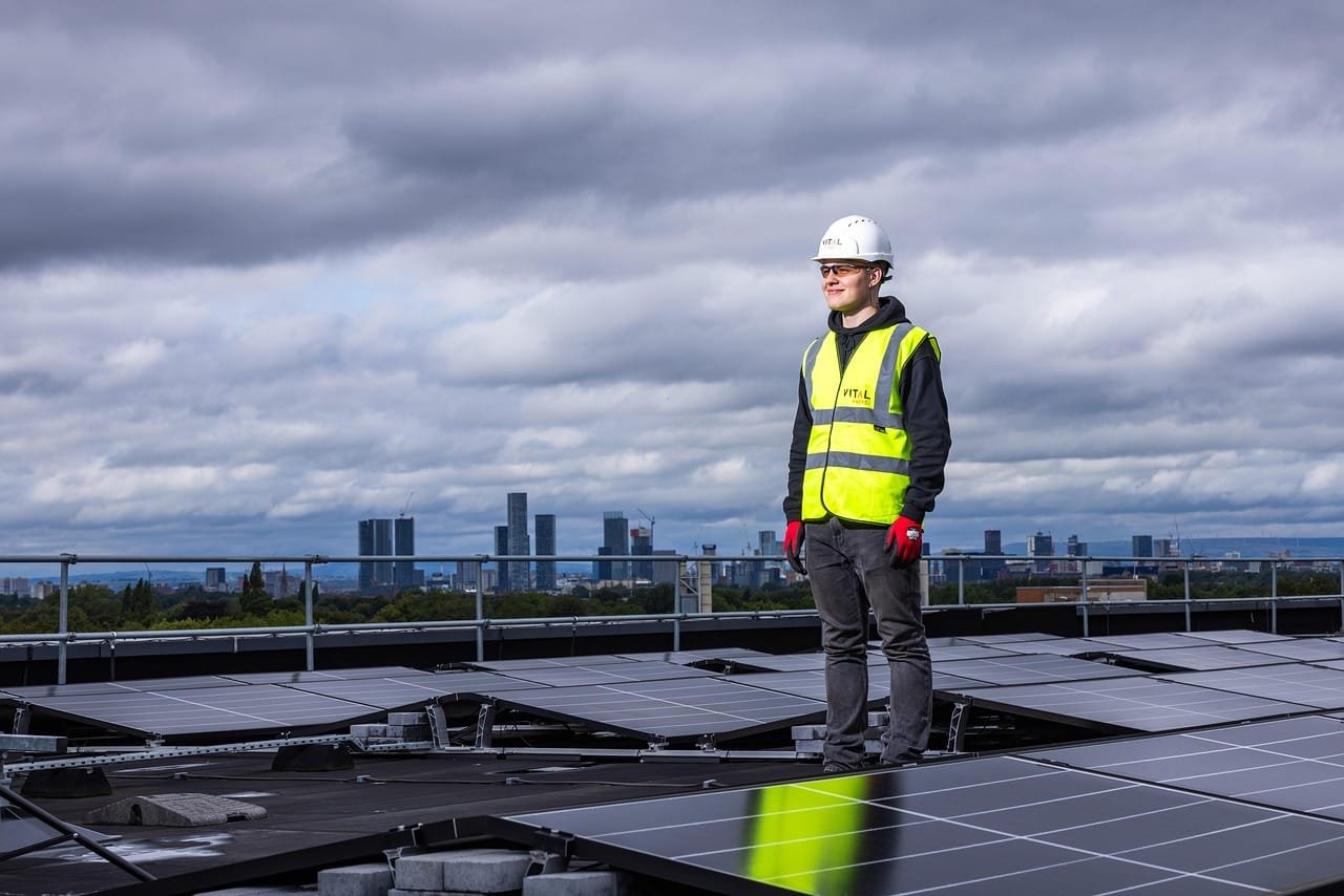 Energy transition model links predict long-term GDP gains and temporary unemployment