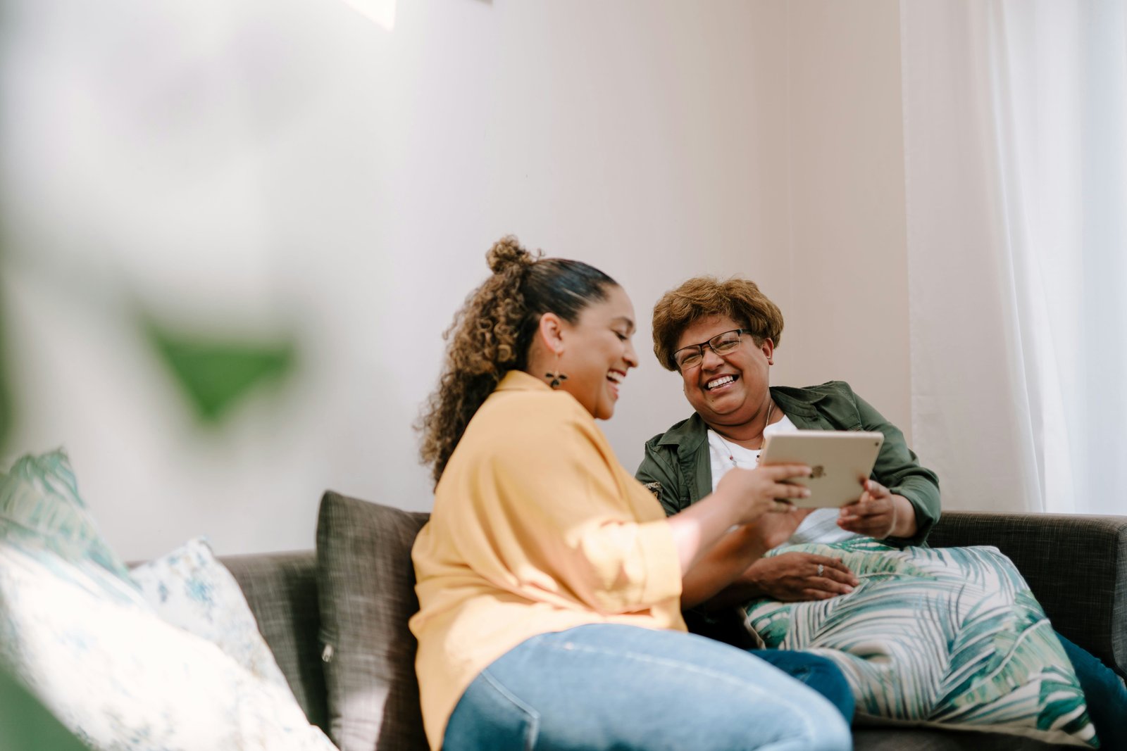 Tracking Together: A Robot-and-App-Based Speech Analysis System to Support Shared Meaning-Making Among Dementia Care Partners
